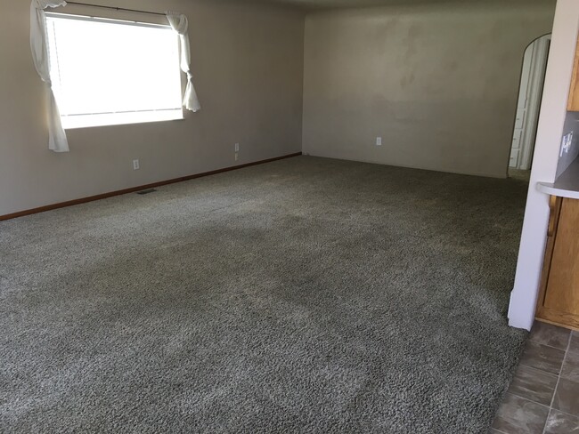 Spacious livingroom - 2395 E 3000 N