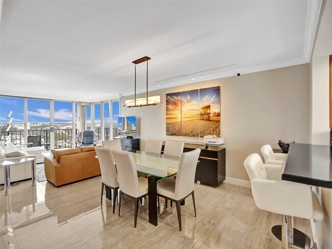 Foto del edificio - 521 N Riverside Dr