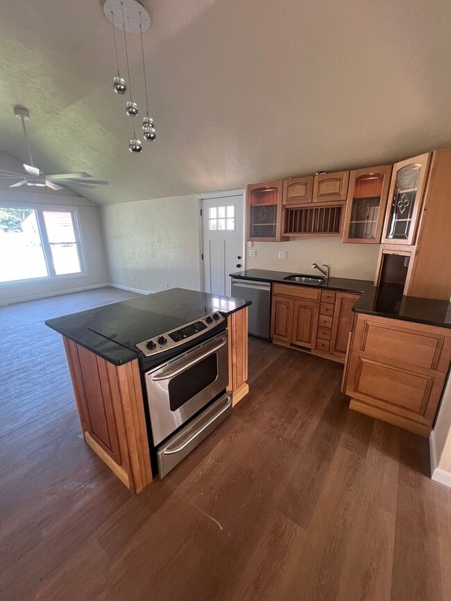 Building Photo - Remodeled 1 Bedroom Millcreek House