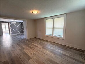 Building Photo - 1126 1/2-1122 Ryon St