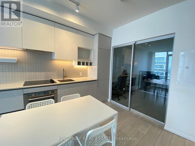 Photo du bâtiment - 898 Portage Pkwy