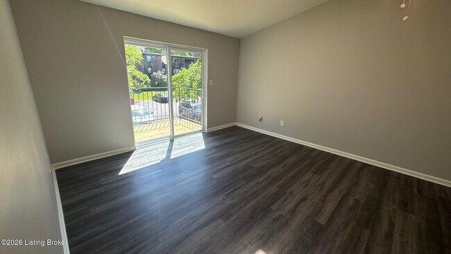 Foto del edificio - 6512 Six Mile Ln
