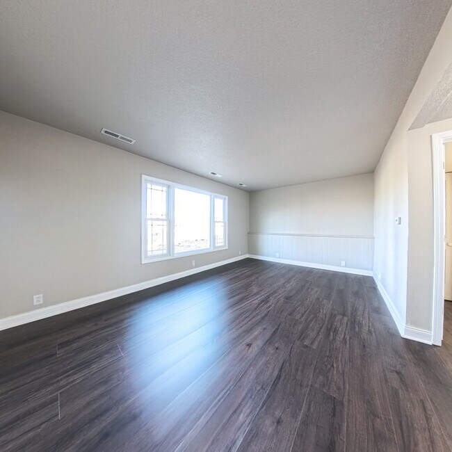 Building Photo - Newly updated 3 bedroom 1.5 bathroom-located in Adel