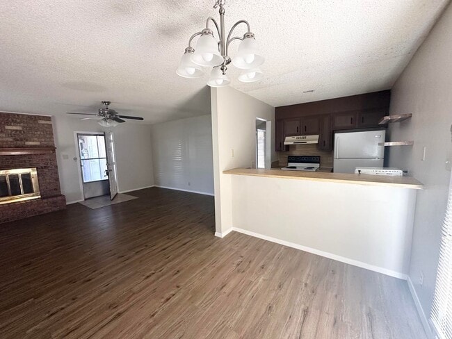 Building Photo - 2 Bedroom 1 Bathroom House For Rent!