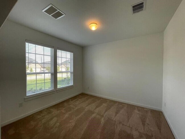 Building Photo - 815 Summer Vlg Wy