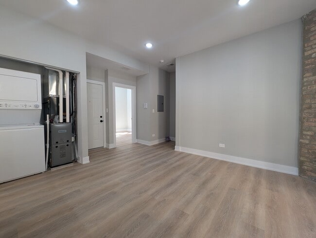 Building Photo - 421 W Belden
