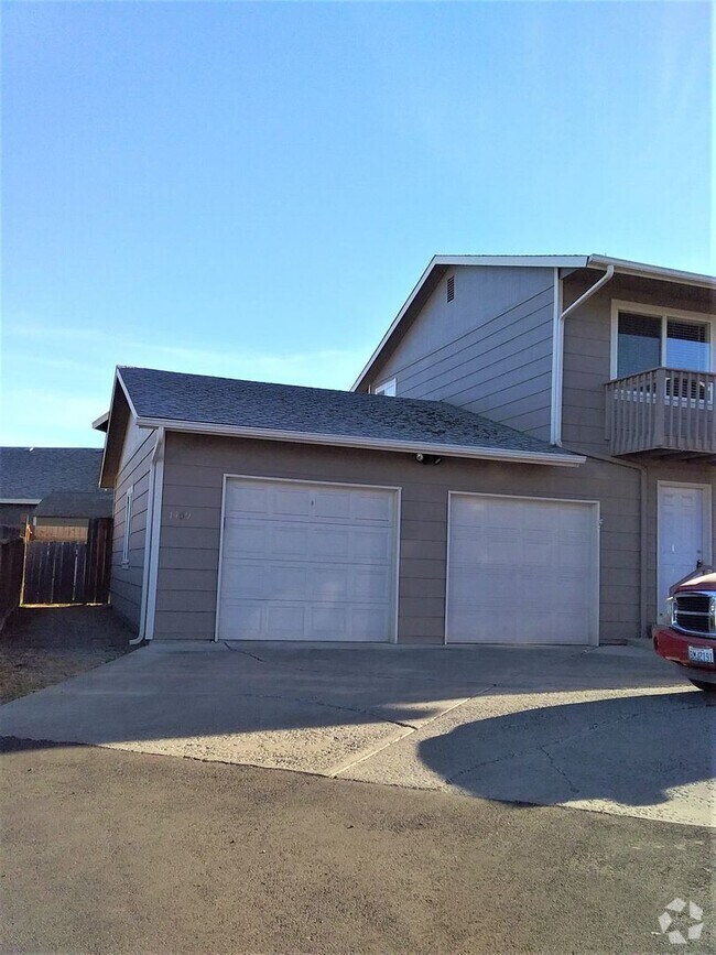 Building Photo - 1409 Maple St