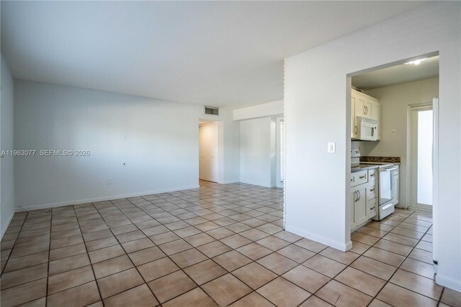 Building Photo - 1940 Biarritz Dr