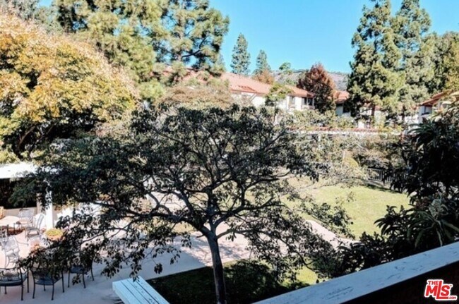 Building Photo - 501 Palisades Dr