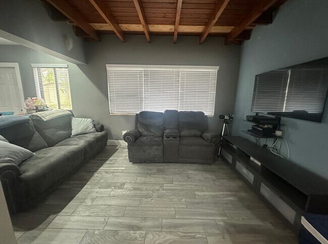 Foto del edificio - 3151 SW 11th St