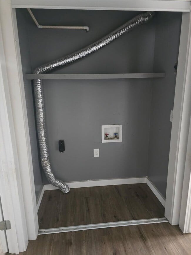 Building Photo - Newly Renovated 2 Bed 1 Bath