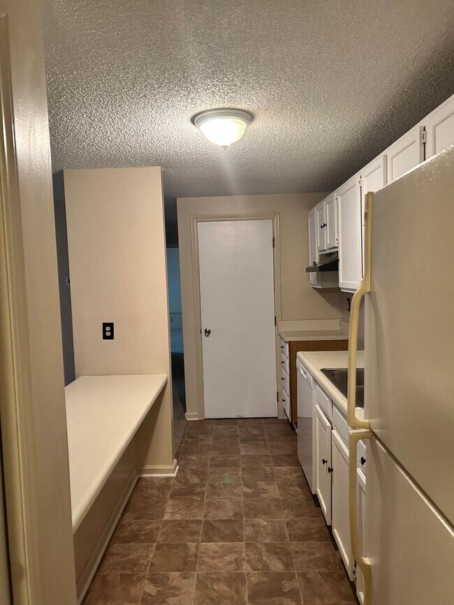 Foto del edificio - Available Now! Spacious 2 Bedroom Apartment!!