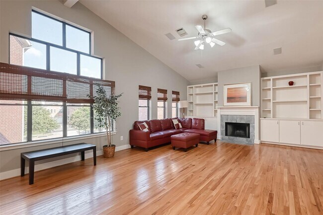 Foto del edificio - 9701 Marlive Ln
