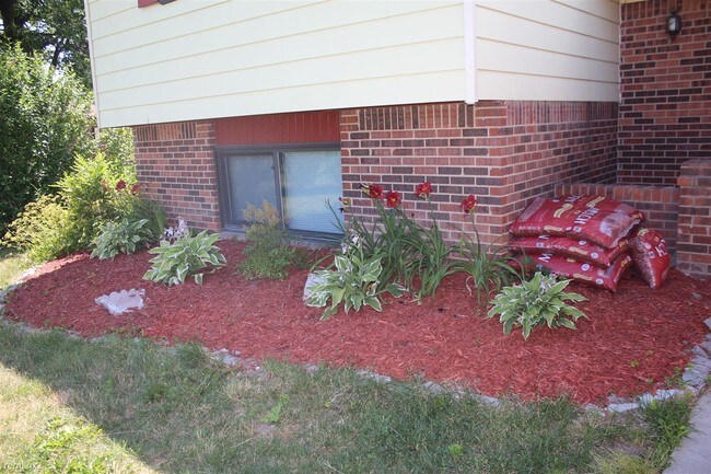 Building Photo - 1329 Shaker Dr