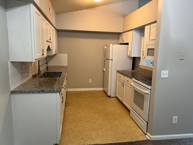 Foto del edificio - 7117 W Friendly Ave