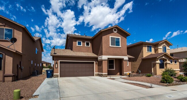Foto del edificio - Home For Rent - Amazing 2 Story Home w/ Re...