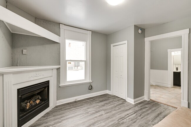 Photo du bâtiment - 1 Bed / 1 Bath Main Floor Apartment for Rent in London, ON: $1,300/month - Utilities Included