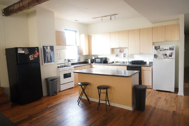 Foto del edificio - 2338 N Milwaukee Ave