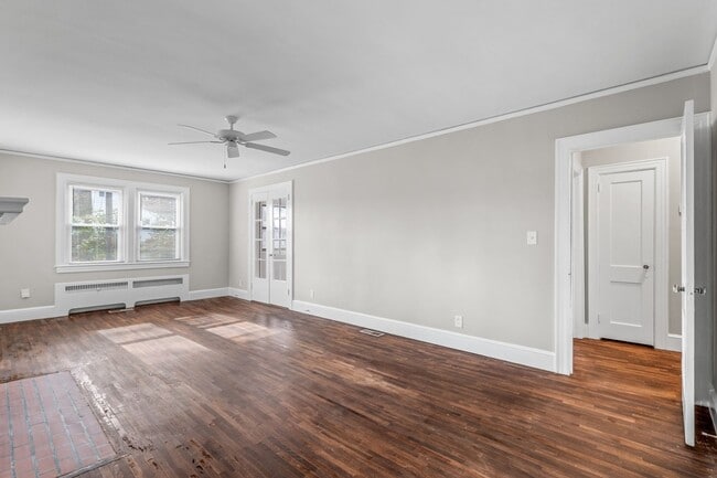 Foto del edificio - SW, Large Brick Two Bedroom PLUS Two Sun-Rooms, Hardwoods, LR & Separate DR, Fire Place!