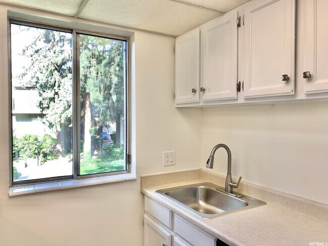 Foto del edificio - 4860 S Highland Cir