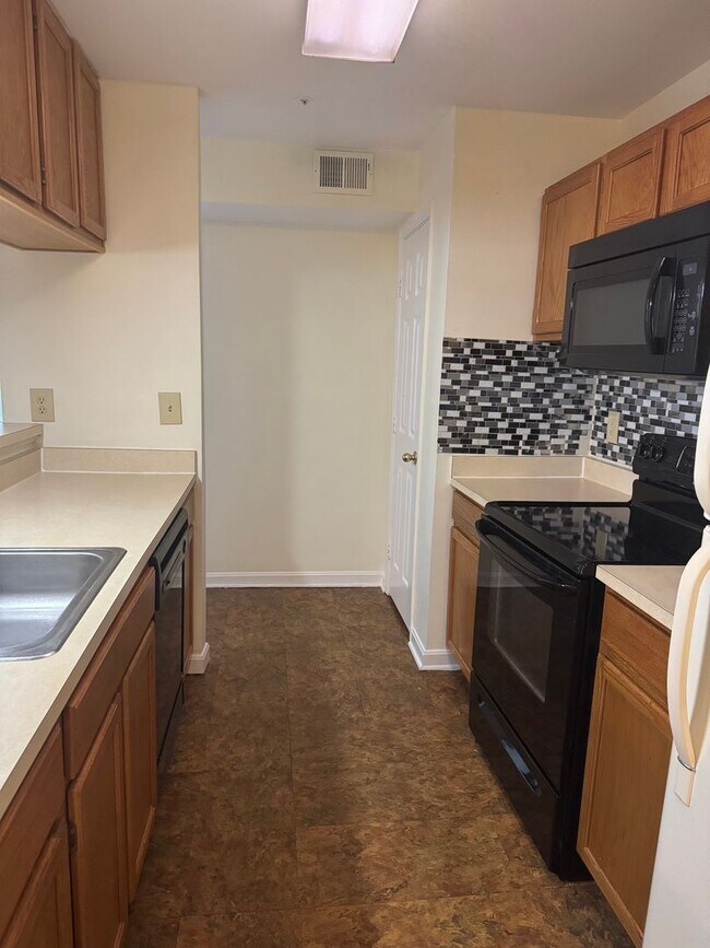Foto del edificio - Spacious Ground Floor Condo