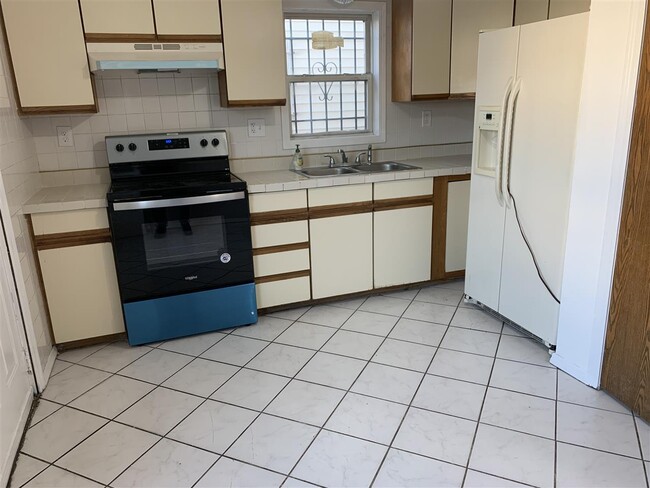 Kitchen - 378-380 Halladay St