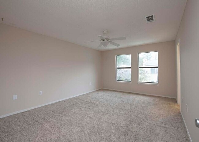 Foto del edificio - 946 Holbrook Cir