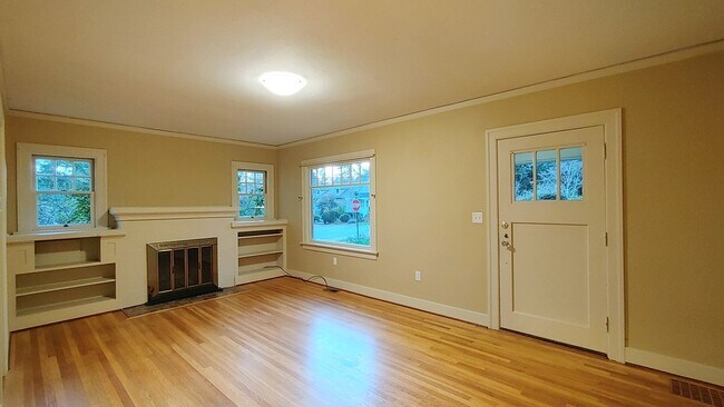 Building Photo - Darling 2 Bedroom Cottage  Located in the ...