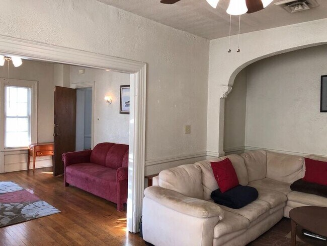 Building Photo - 603 S Davis Ave