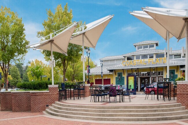 Te encantarán todos los fantásticos destinos de compras y restaurantes cercanos. - Windsor Oak Creek