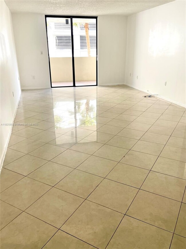 Building Photo - 1621 Collins Ave