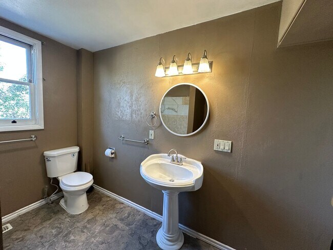 Foto del edificio - Coming Soon Large 4 bedroom 2 bath home