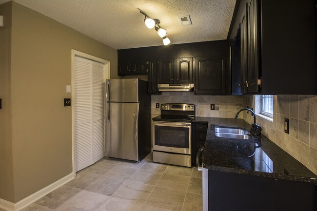 Cocina - 1610 18th Ave NE