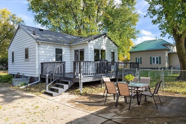 Foto del edificio - 241 Carrington Ave