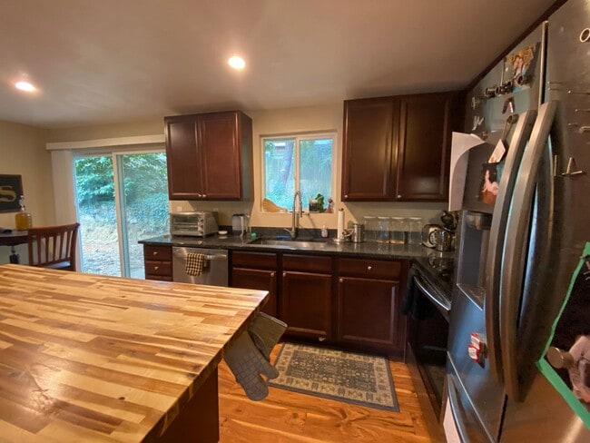 Building Photo - 3 Bedroom SW Portland Home with Lot's of U...
