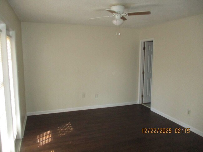 Foto del edificio - 2110 Lennox St