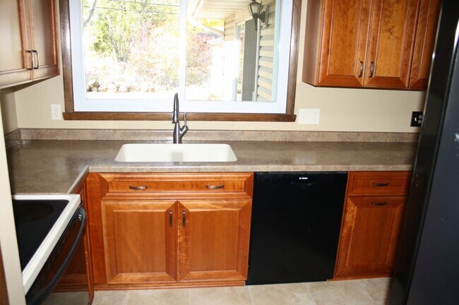 Building Photo - 3 Bedroom Home...Fenced in Yard