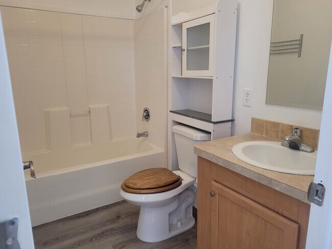 Foto del edificio - Cozy 2-Bed, 2-Bath Home with Mountain View...
