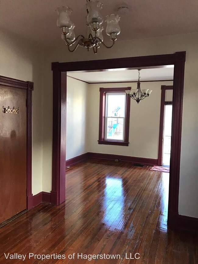 Building Photo - 3 br, 1 bath House - 230 N Mulberry St