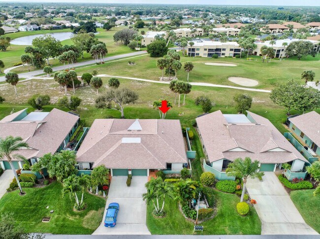 Foto del edificio - 6835 SE Bunker Hill Dr