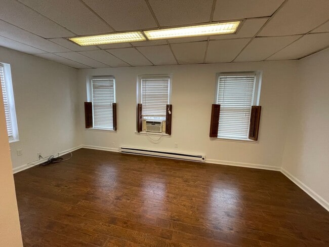 Building Photo - 1544 Independence Ave SE