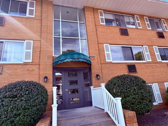 Building Photo - 2412 East Ave