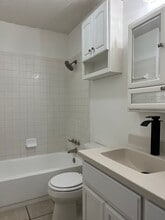 Building Photo - 714 Parkview Cir