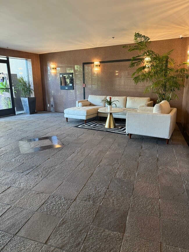 Foto del edificio - 2222 N Beachwood Dr