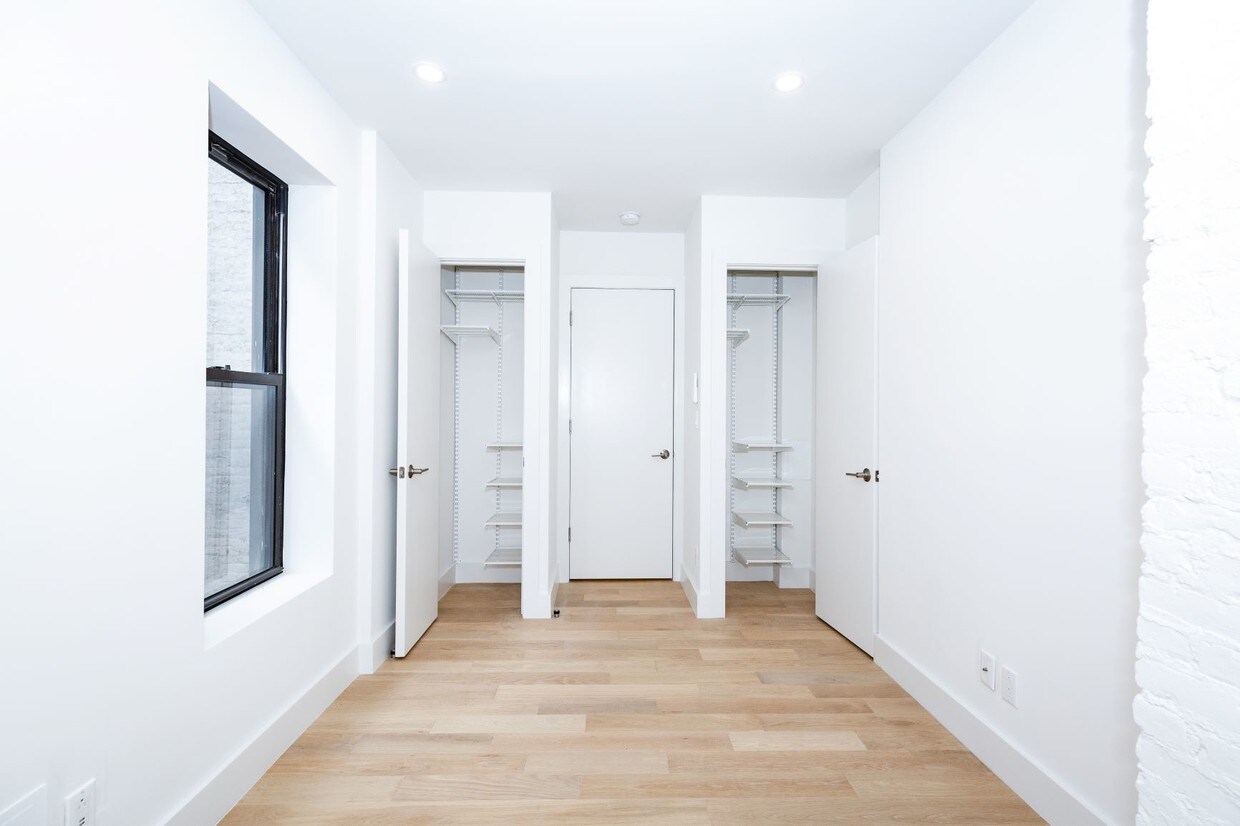 Foto principal - 236 W 10th St