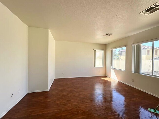 Building Photo - Beautiful two-story single-family house.
