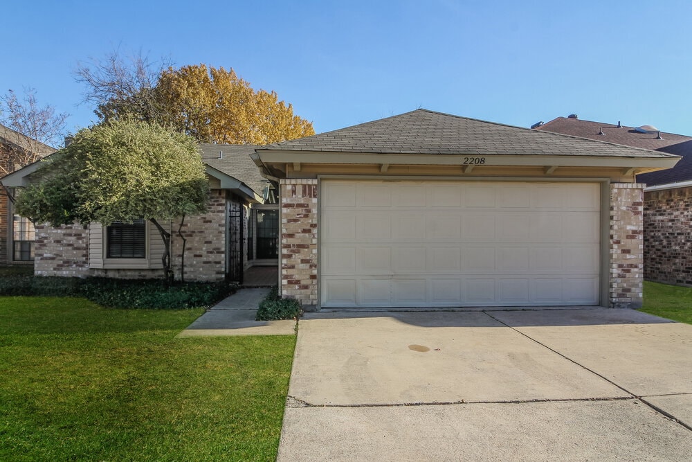 Primary Photo - 2208 Gladstone Dr