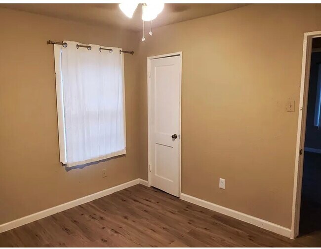 Foto del edificio - 5131 Lyndhurst Dr