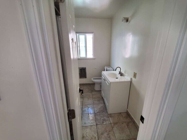 Baño - 8845 Alcott St