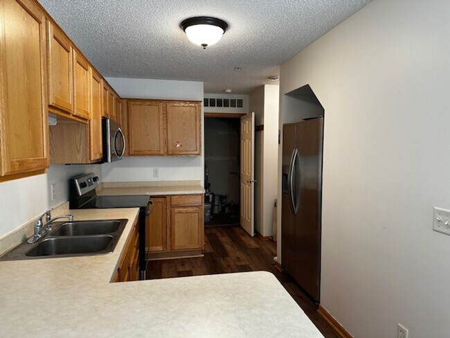 Foto del edificio - Light-Bright Corner Unit Townhome with Private Courtyard Available 7/1/26!